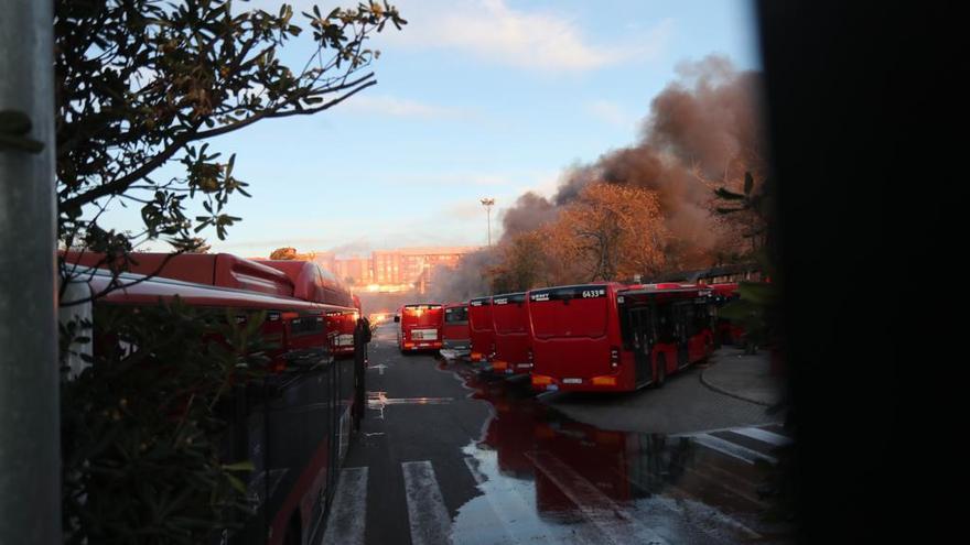 Incendio en València: el fuego devora al menos una docena de autobuses de la EMT