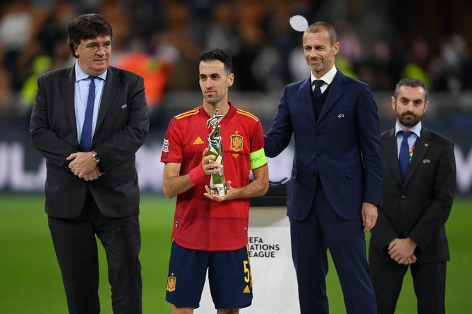 Busquets recibe el trofeo de mejor jugador de la Liga de las Naciones.