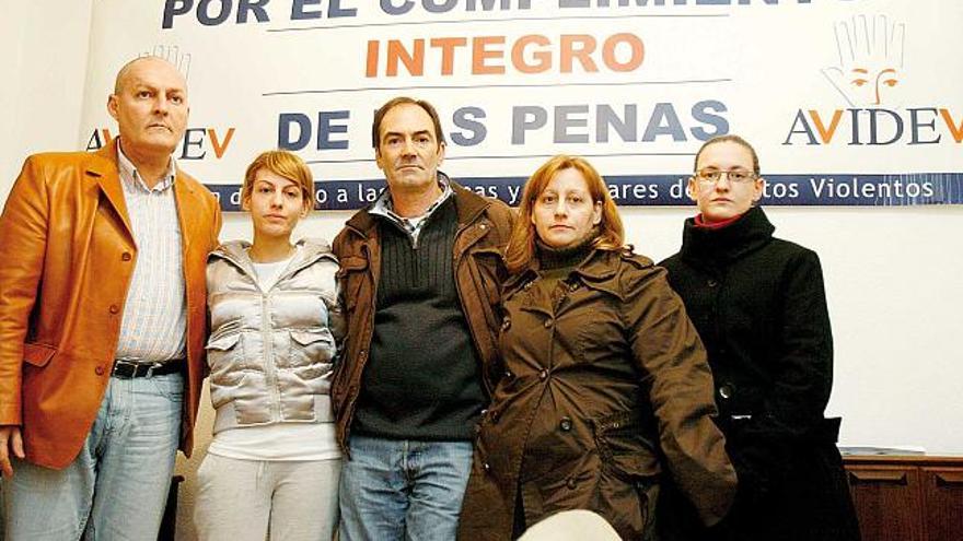 Los padres del fallecido, con su hermana y su novia, ayer, junto al presidente de Avidev.