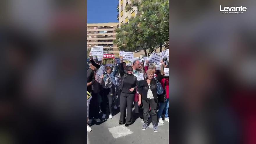 Docentes de la EOI de la Saïdia cortan una avenida en protesta por los recortes de Educación