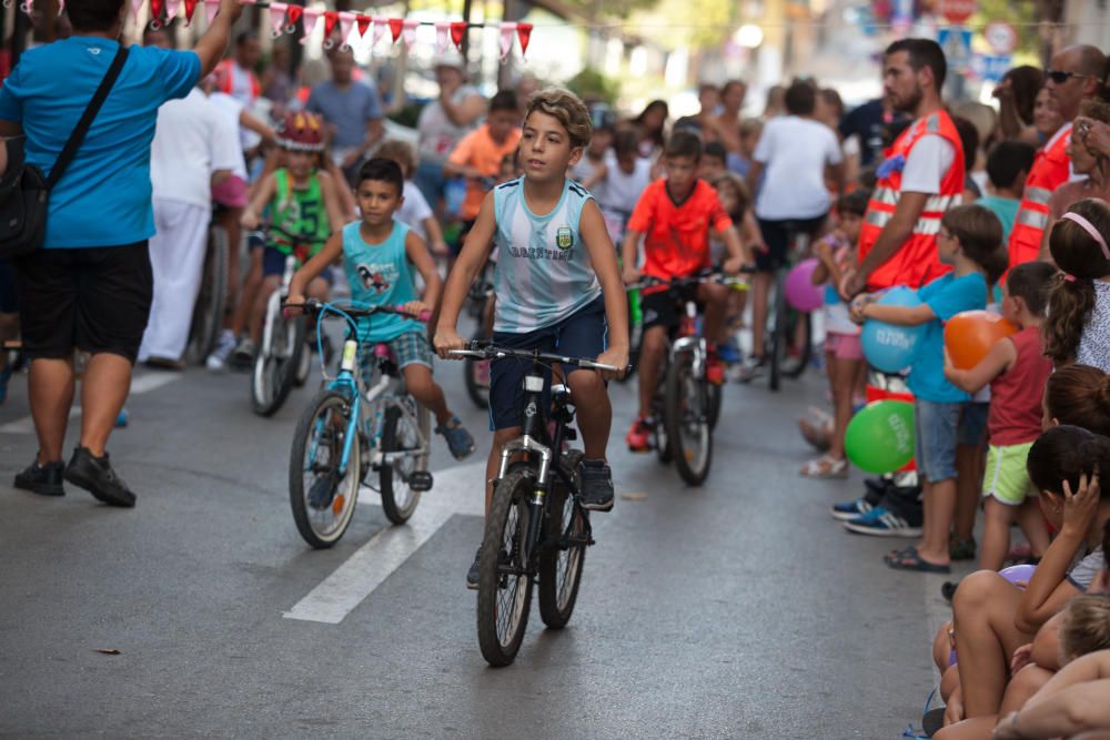 Los niños participan en las fiestas de Santa Pola día y noche, con sus petardos, con juegos y actividades pensadas para ellos y con bailes en las kábilas y barracas