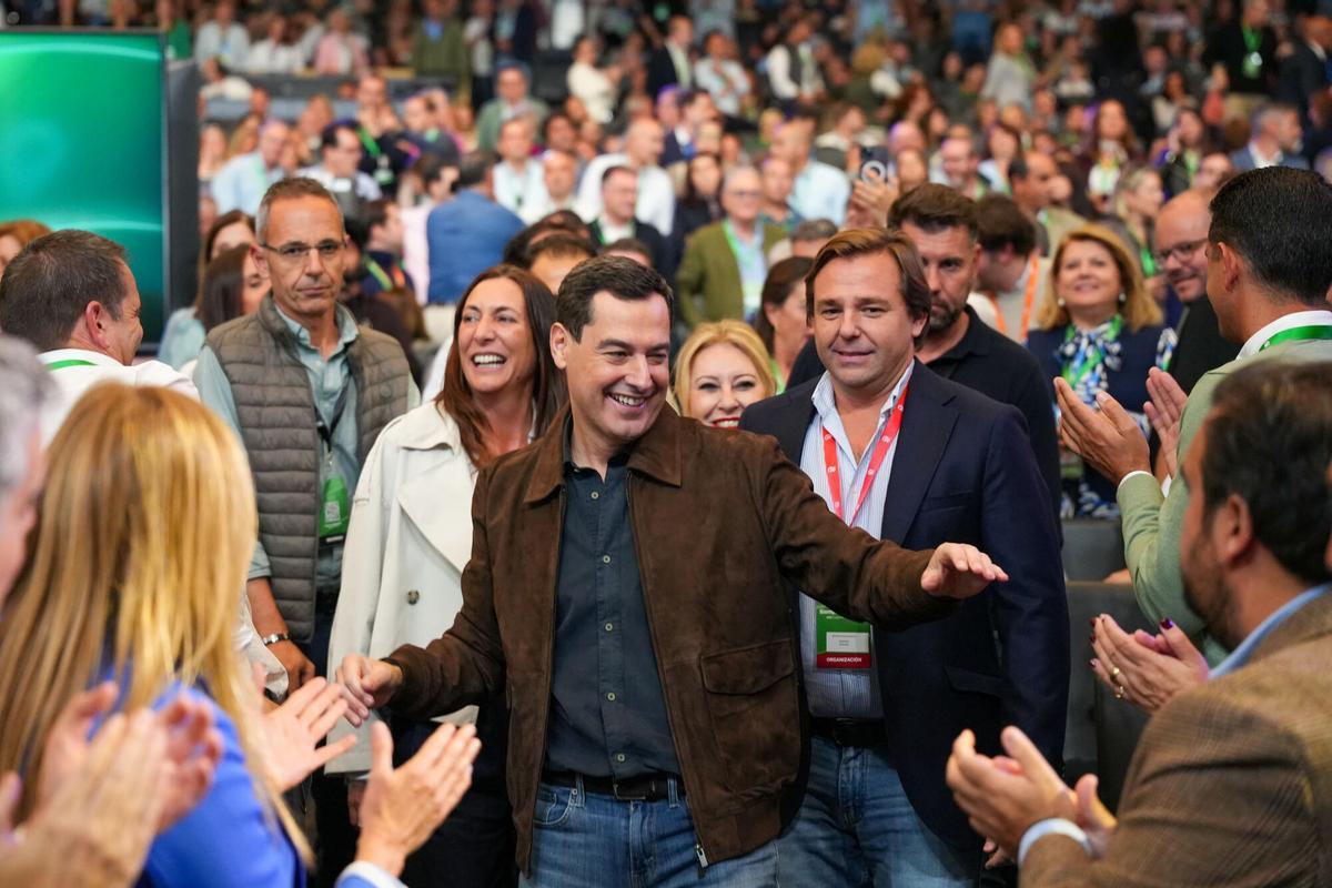 El presidente de la Junta de Andalucía, Juanma Moreno a su llegada al XVII congreso del PP-A.