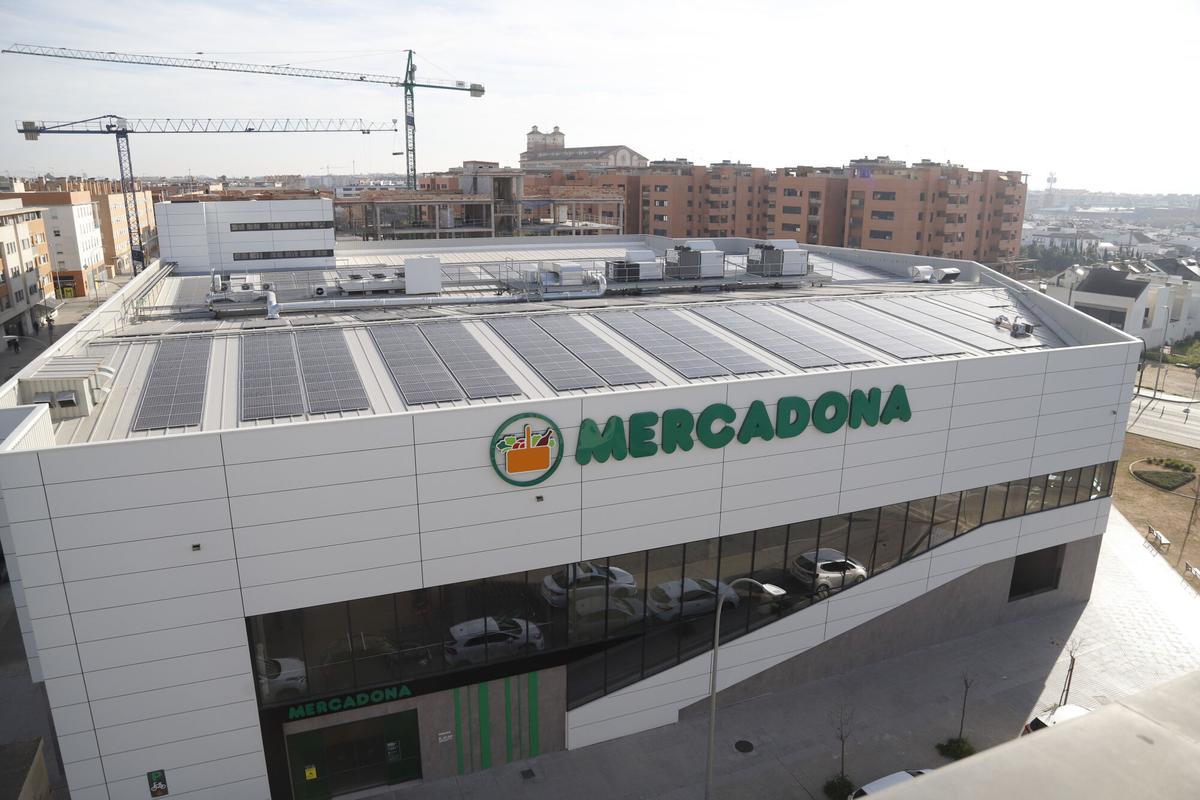 AJGonzález Córdoba Vista de barrio de Noreña Mercadona placas solares energía paneles