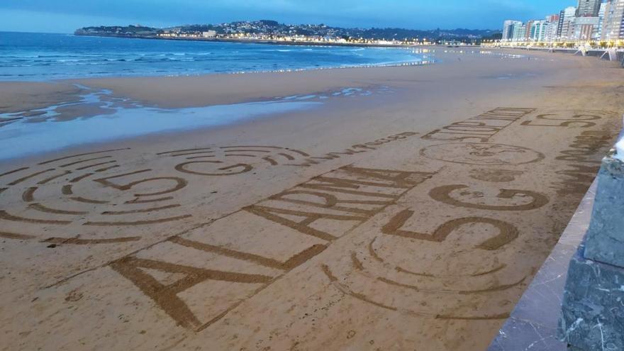 Las pintadas en la arena de San Lorenzo ayer por la tarde.