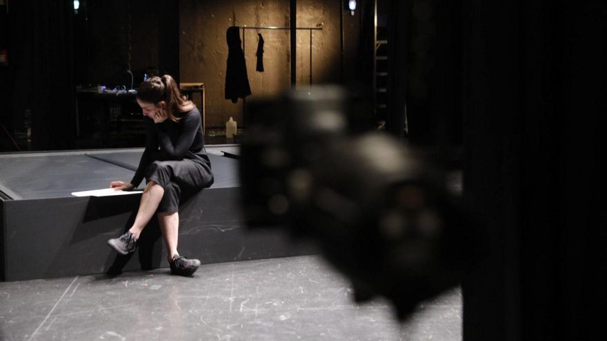 Andrea Jiménez relee el libreto de «Casting Lear» la noche anterior a su estreno nacional en Avilés. | R. S.