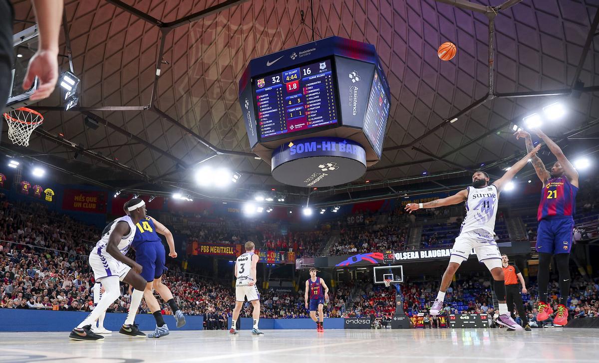 Will Clyburn tira a canasta en el partido Barça-Surne Bilbao.