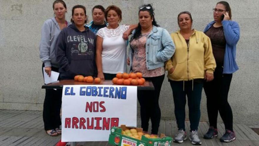 Las siete mujeres en huelga de hambre frente a la Presidencia del Gobierno de Canarias, ayer. | lp / dlp