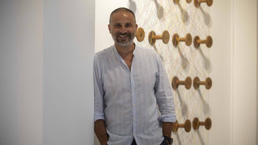 Toni Garau, el artista mallorquín que pinta con hilos: &quot;soy un apasionado de la indumentaria típica mallorquina&quot;