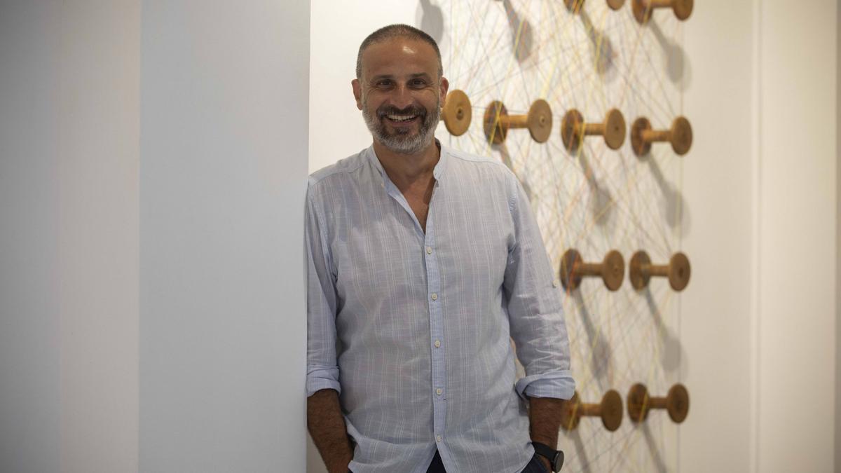 Toni Garau, el artista mallorquín que pinta con hilos: "soy un apasionado de la indumentaria típica mallorquina"