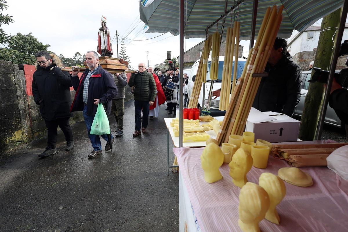 Procesión de San Blas, que salió tras la misa solmene acompañada de un grupo de gaitas.
