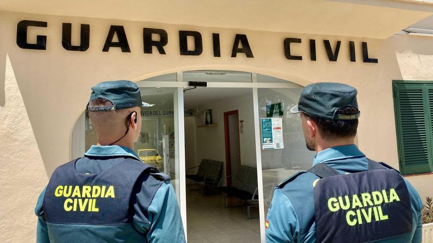 Agentes de la Guardia Civil, frente al puesto de Alcúdia-Pollença.