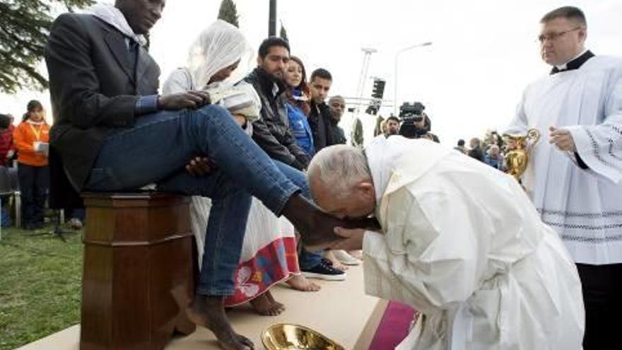 El papa Francisco lava los pies a once refugiados