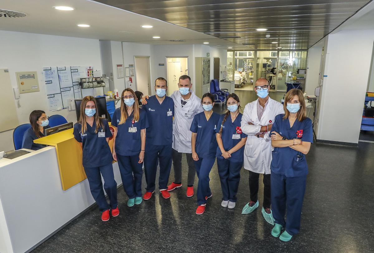 El equipo del Hospital del Vinalopó, que ha logrado el hito, en la Unidad de Cuidados Intensivos del centro hospitalario.