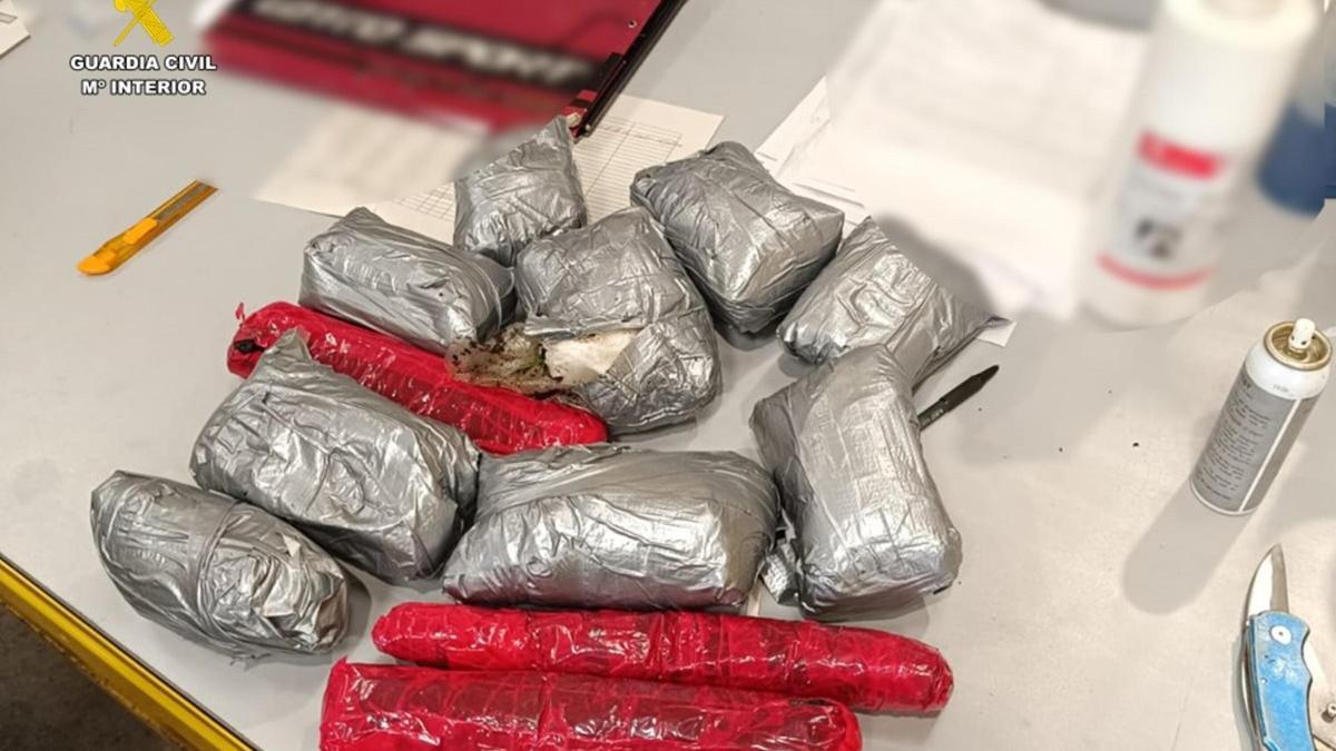 Tres kilos de cocaína han sido interceptados en el aeropuerto Alicante - Elche