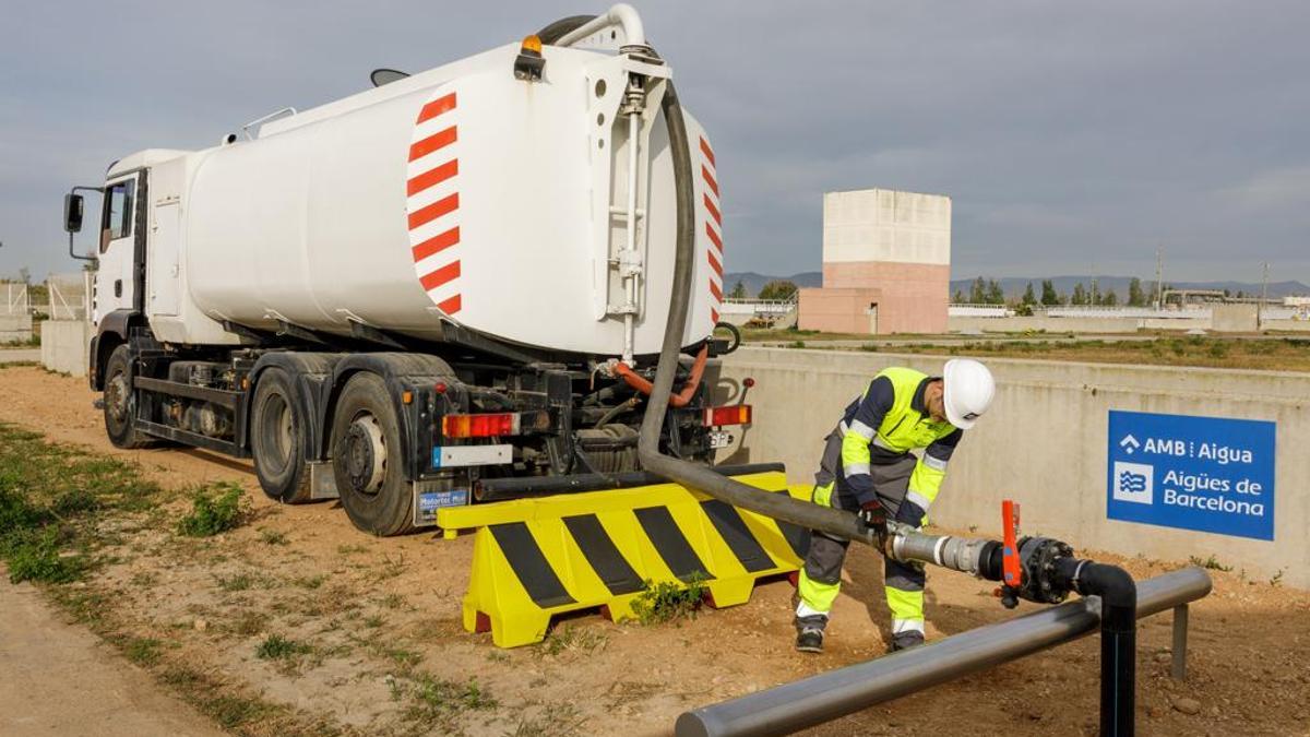 Uno de los camiones cisterna de Aigües de Barcelona para distribuir agua regenerada.