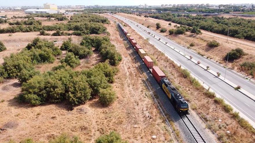 Línea ferroviaria en el Puerto de Sevilla. / E.P.