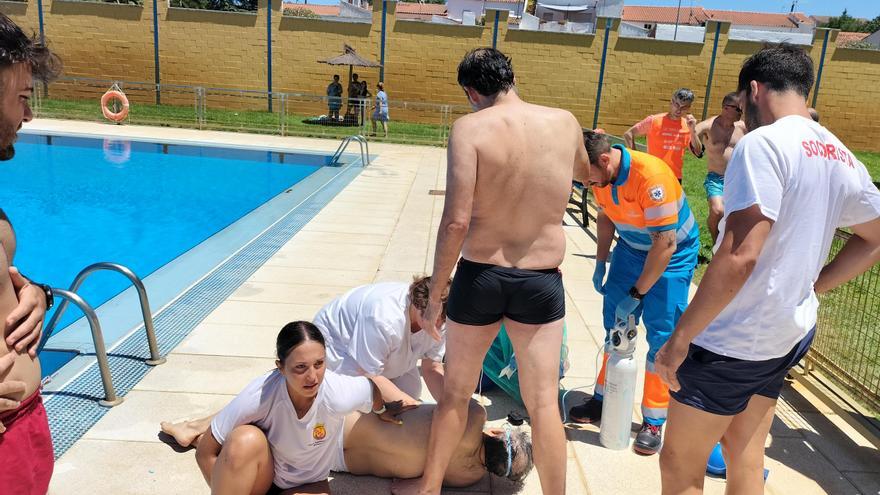 Dos socorristas y un subinspector de Policía salvan la vida a un hombre que se ahogaba en la piscina de Monesterio