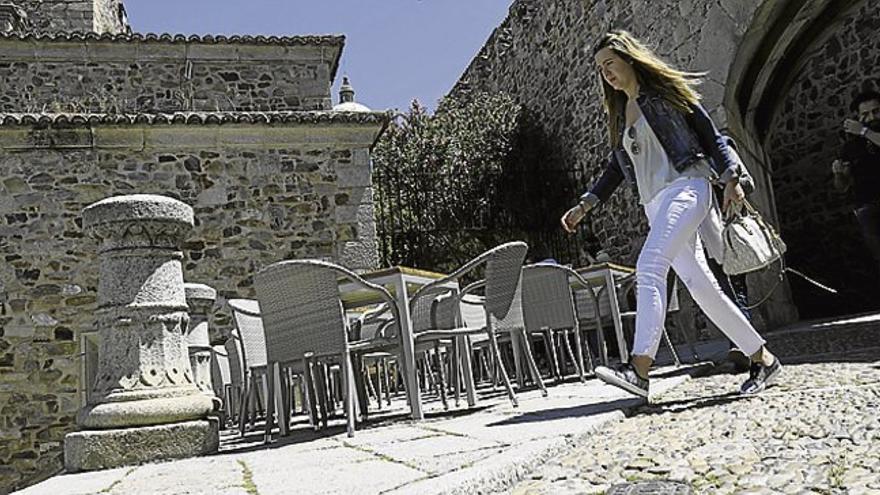 El PSOE cuestiona al gobierno por permitir una terraza en el Arco de la Estrella