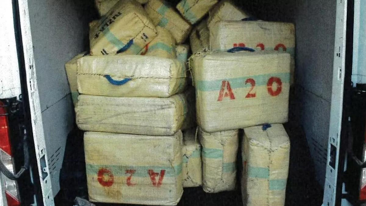 Parte del alijo incautado en la cala de La Granadella