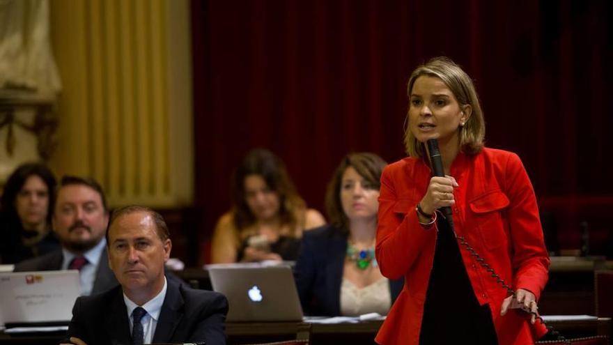 La portavoz popular, Marga Prohens, en el pleno del Parlament.