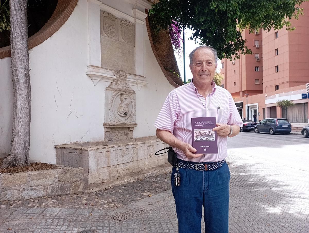 Antonio Lara, autor libro Marqués de Villafiel, en la fuente de Reding, que mandó realizar el marqués cuando fue gobernador de Málaga.