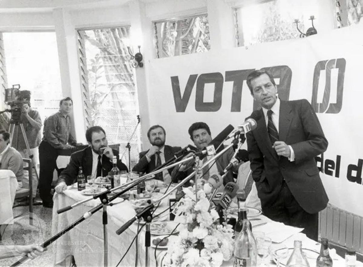 En la mesa, Adolfo Suárez, Gerardo Muñoz, Alejandro Font de Mora y Alberto Martín Hidalgo (izq.) durante la camapña de las elecciones municipales y autonómicas de 1991 en el restaurante del Parque Municipal