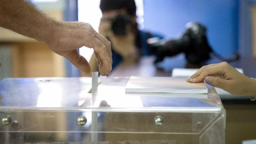Los griegos esperan con calma y gran expectación el resultado del referéndum