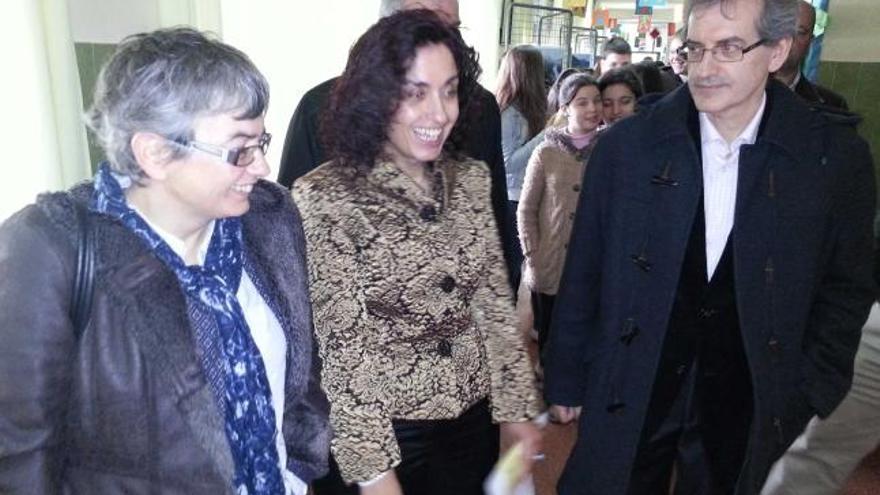 Ana González, a la izquierda, con la directora del colegio Aurelio Menéndez, Visitación Blanco, y el ex director del centro Enrique Linde, ayer en Ibias.