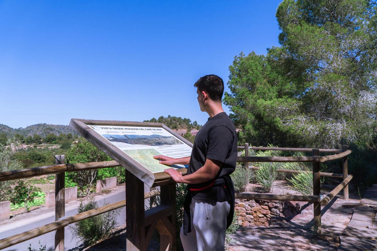Turistas visitando uno de las paradas sobre patrimonio histórico de Riba-roja de Túria.