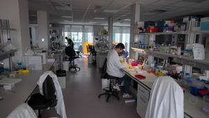 ESPLUGUES DE LLOBREGAT 15/04/2025 Sociedad. Laboratiorio del hopital de Sant Joan de Déu, donde tienen el proyecto Únicas (para enfermedades raras) FOTO de ZOWY VOETEN