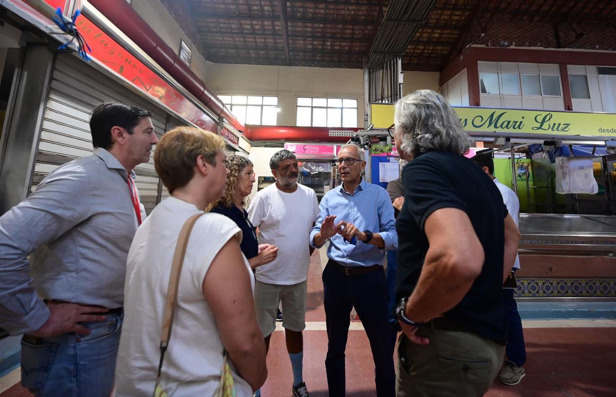 El concejal Santiago Ballester ha visitado esta mañana el mercado.