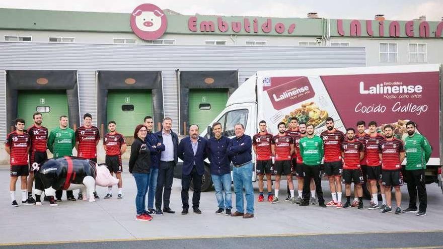 Los rojinegros se sacaron la foto oficial junto a su patrocinador Embutidos Lalinense.