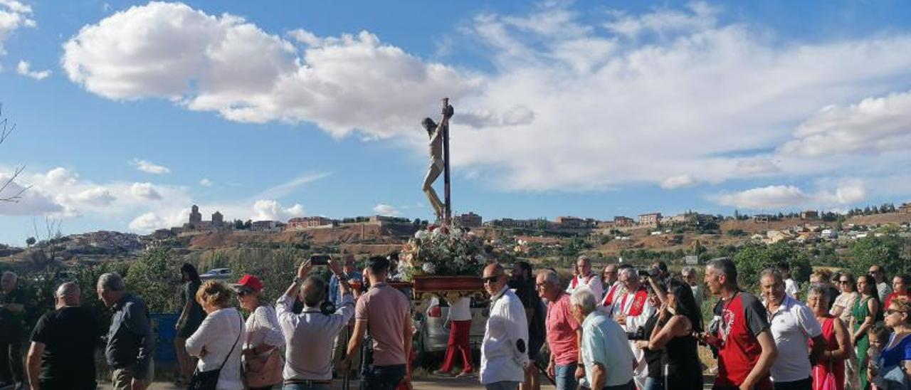 Cofrades y vecinos de Toro arropan al Cristo de las Batallas durante la tradicional procesión que recorrió la pradera. | M. J. C.