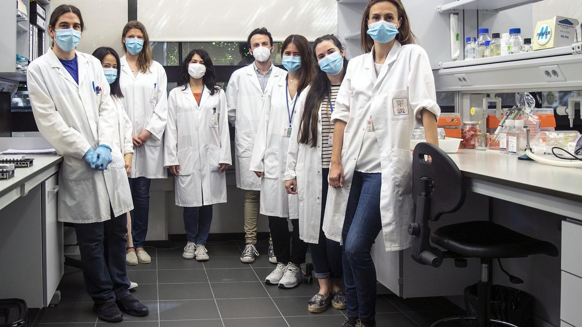 El grupo de investigación del Instituto de Agroquímica y Tecnología de Alimentos (IATA-CSIC) que ha realizado los estudios sobre presencia de coronavirus en leche materna, liderado por María Carmen Collado (a la derecha en la imagen) 