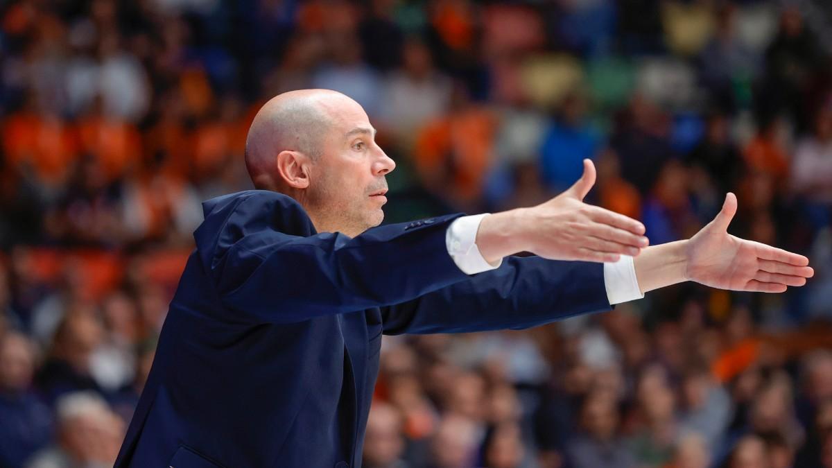 Joan Peñarroya, dando instrucciones durante el partido