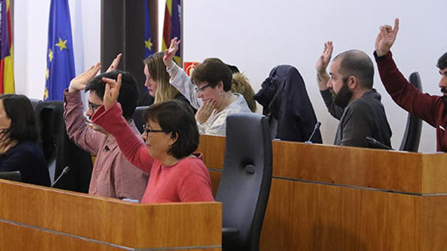 El edil Agustín Perea, arriba a la derecha, y parte de la bancada progresista durante una votación.