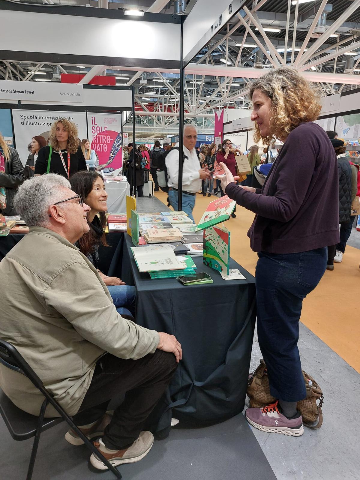 Xosé Manuel González "Oli" y Natalia Colombo en el stand de Kalandraka en Bolonia.