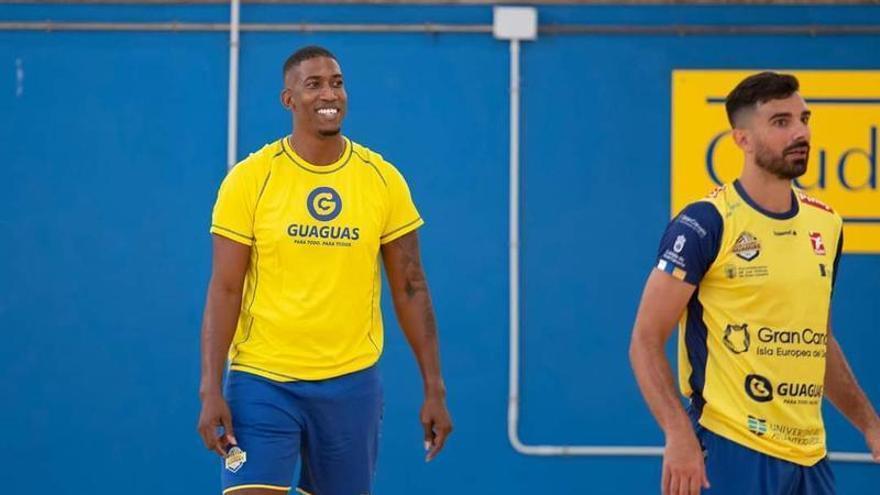 Yadrián Escobar (izquierda) junto a Io de Amo durante un entrenamiento con el Guaguas