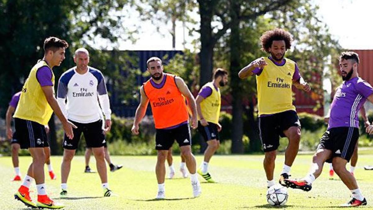 Zidane (segundo por la izquierda) participa en un rondo durante el entrenamiento matinal del Real Madrid en Montreal