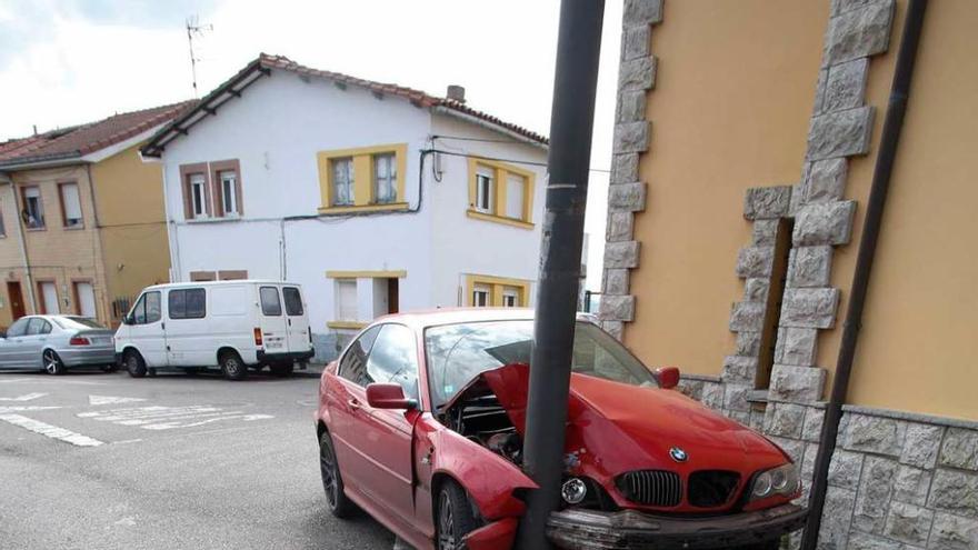 El coche empotrado contra la farola, ayer, en San Cristóbal.