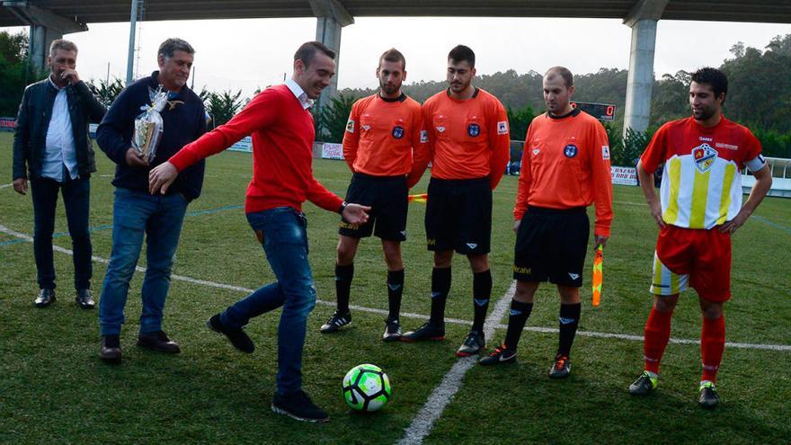 Iago Aspas realizando un saque de honor en un encuentro en O Casal. // Gonzalo Núñez