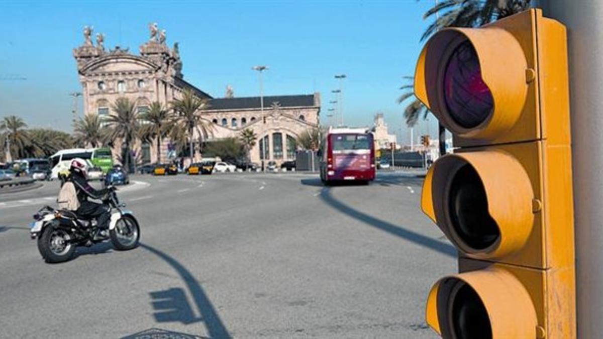 Una moto pasa en rojo, el viernes, un semáforo de la plaza de las Drassanes.