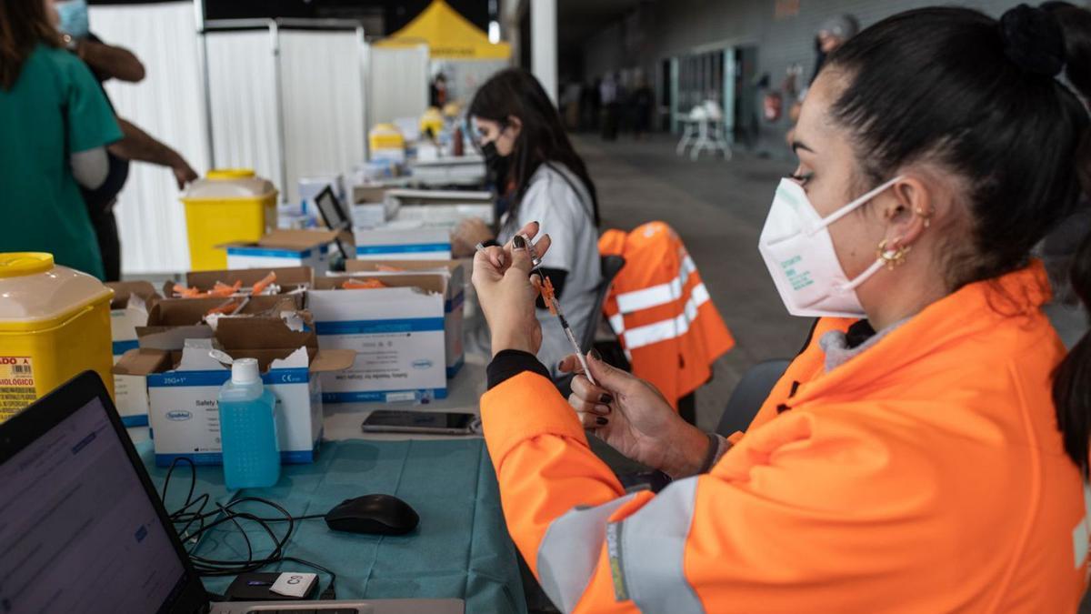 Una sanitaria prepara la vacuna en Ifeza. |