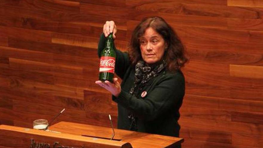 Sidra con una etiqueta de Coca Cola para denunciar los riesgos del TTIP