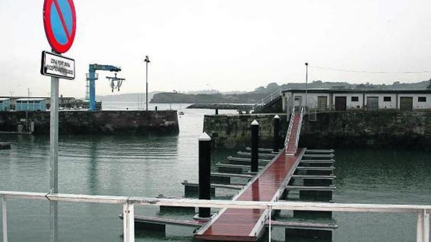 Los pantalanes instalados en la dársena del puerto, con el acceso por las casetas de pescadores, ayer, en Candás.