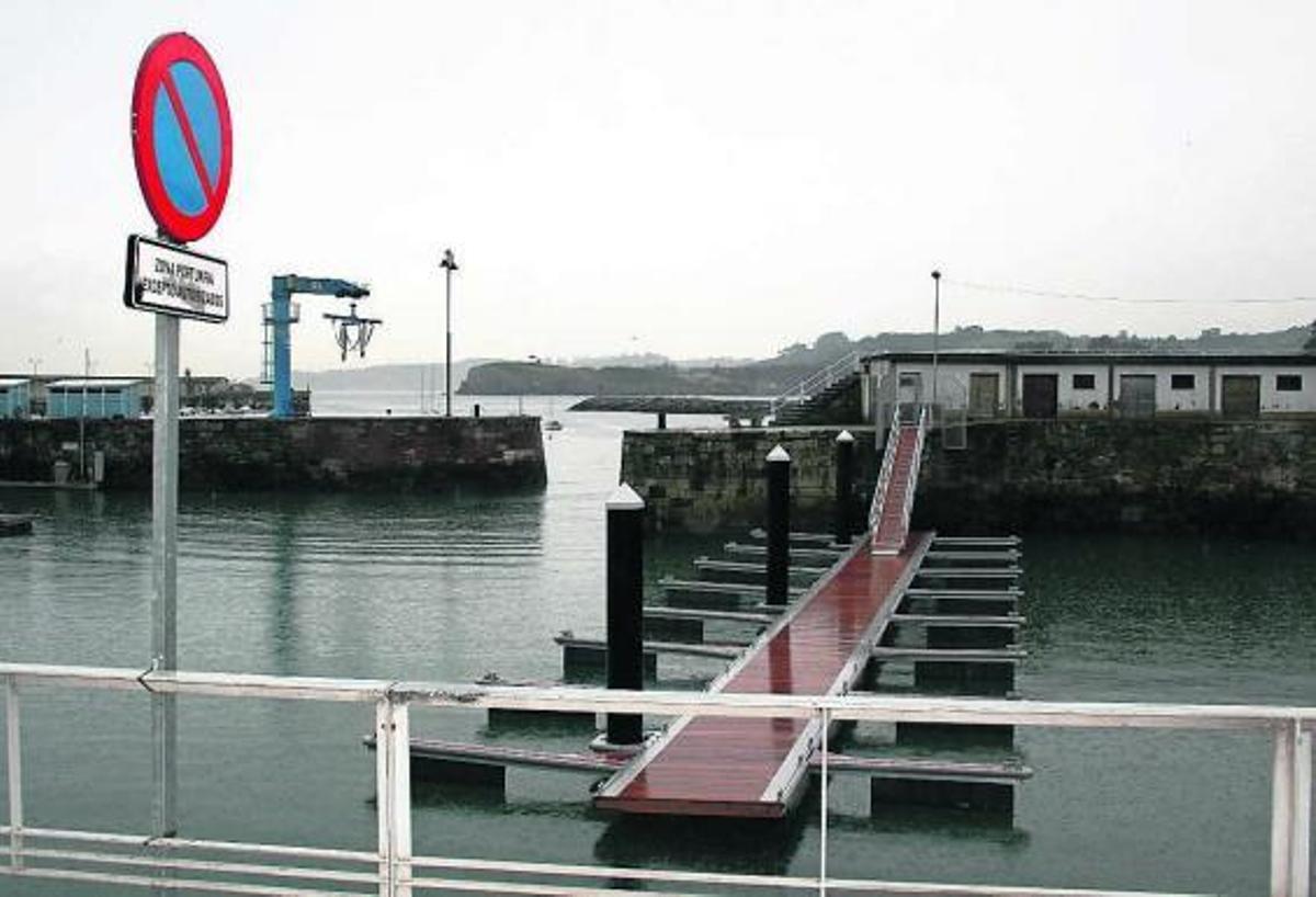 Los pantalanes instalados en la dársena del puerto, con el acceso por las casetas de pescadores, ayer, en Candás.