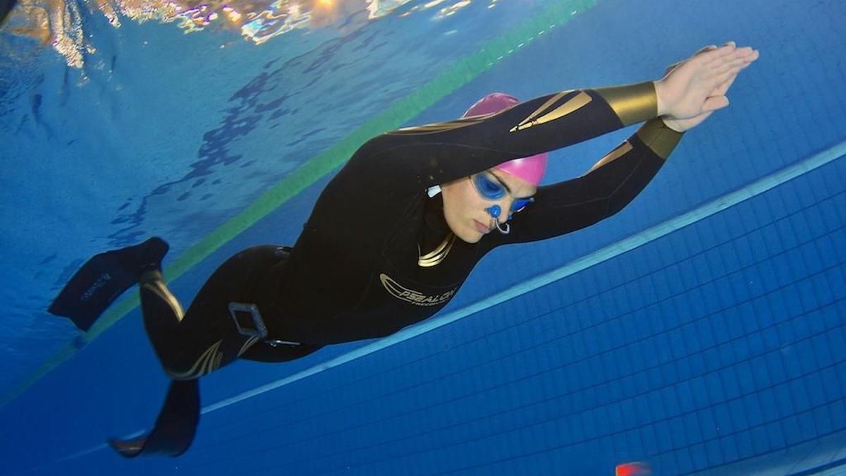 Una practicante de apnea indoor.
