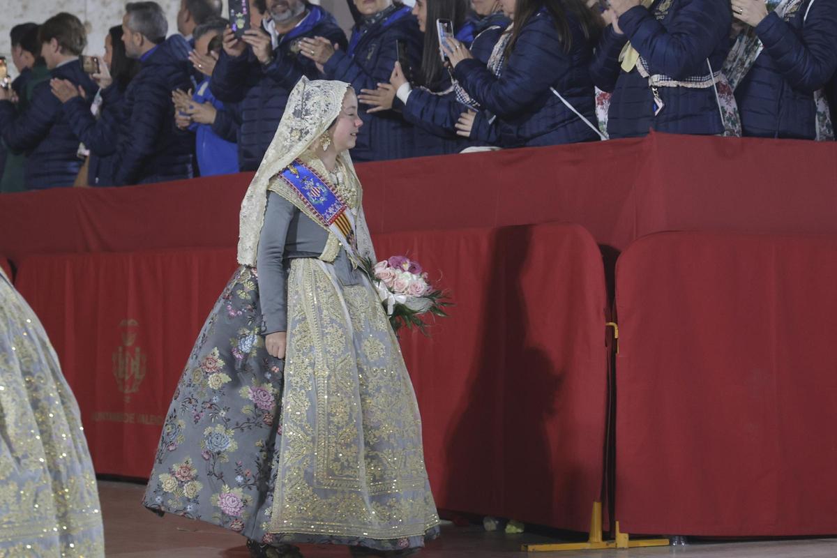 La emoción de Marta Mercader ante la Virgen cierra el primer día de la Ofrenda La emoción de Marta Mercader ante la Virgen cierra el primer día de la Ofrenda