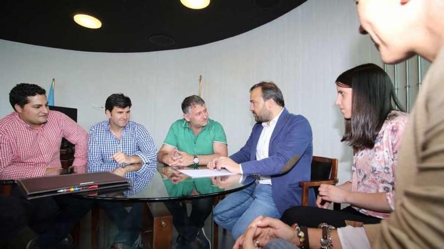 Los alcaldes dezanos en una reunión, en Lalín, junto a demás ediles de ambos gobiernos. // Bernabé/Gutier