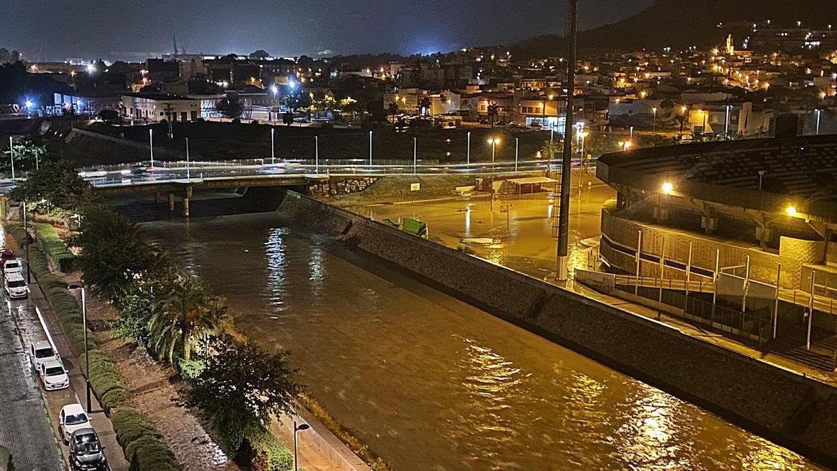 Arriba, zona de la rambla de 
Benipila tras las lluvias; abajo, destrozos en Cartagena y un árbol caído en El Puntal, en Murcia.